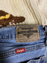 Load image into Gallery viewer, Mens Wrangler jeans Sz 32 x30
